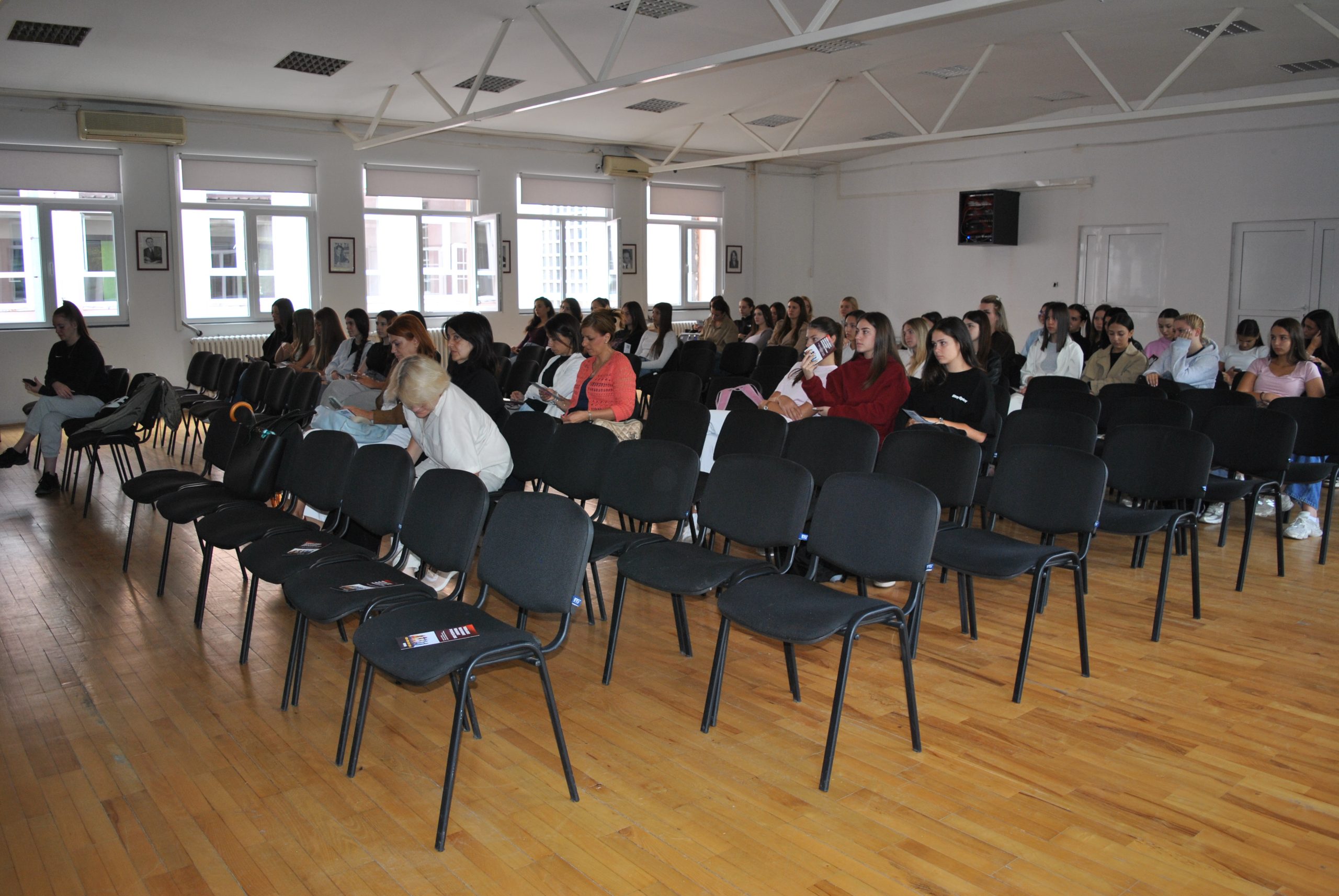 DSC_0989-scaled Verujem u sebe, govorim slobodno, gradim svoju budućnost – panel-diskusija u Prvoj tehničkoj školi u Kragujevcu